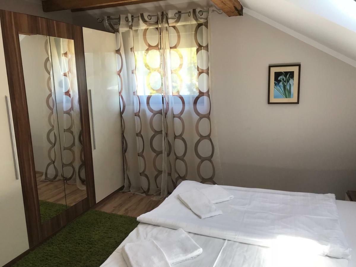 Apartament Let Me In