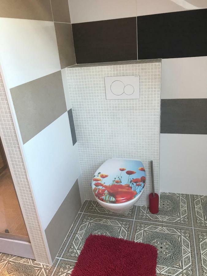 Apartament Let Me In